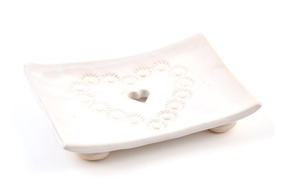 mydelnicka keramicka slovenska keramika gresko kvalitna na nozickach dierka biela biele srdce srdiecko odvod vody rucna praca mydlo mydielko odkladanie