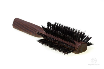 drevená kefa na vlasy diviačie štetiny termodrevo diviak kucerave vlasy pologuľatá