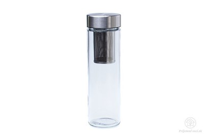 sklo sklenena flaša pure aqua voda napoj so sebou nezavadne simax cesky vyrobok kovove sitko luhovanie