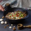 Liatinová panvica - wok s orechovou rúčkou - 32 cm